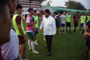 Presiden klub Perssu MC, Ach. Fauzi melihat latihan perdana anak asuhnya.