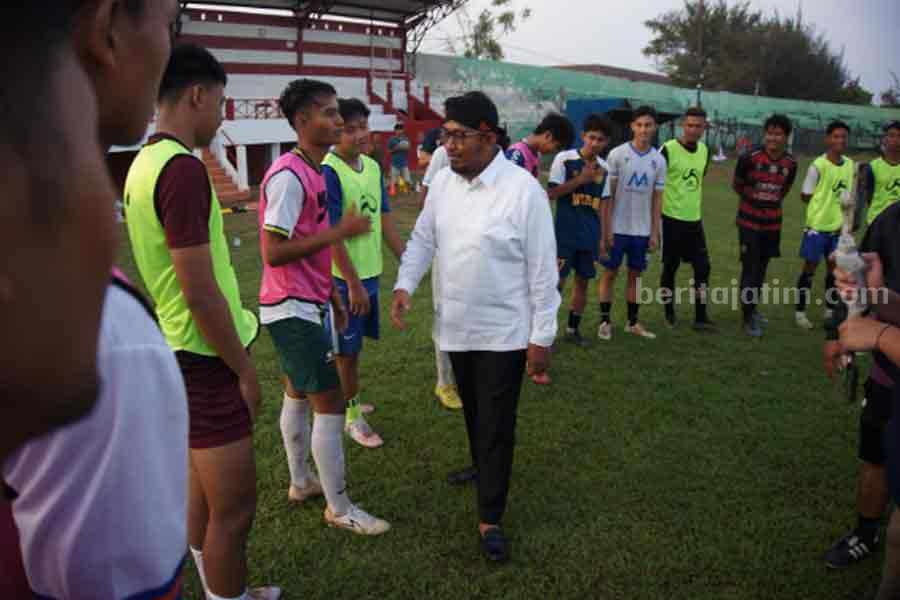 Skuad Lengkap Perssu Madura City Latihan Perdana Presiden klub Perssu MC, Ach. Fauzi melihat latihan perdana anak asuhnya.