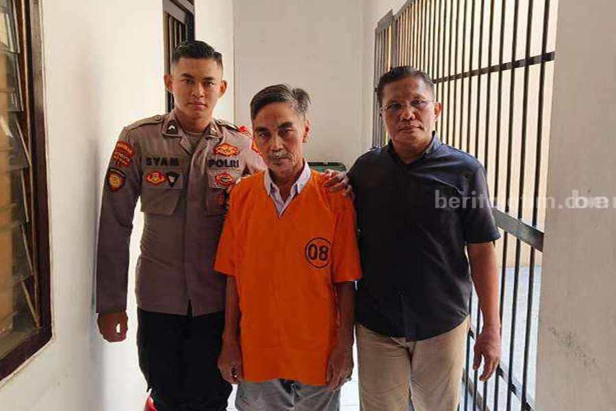 Mantan Guru di Probolinggo Rudapaksa Anak 12 Tahun Berujung Penjara Pelaku pencabulan anak usia 12 tahun saat dibawa ke sel tahanan.