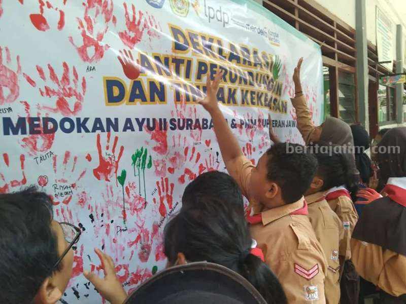 Siswa SDN Medokan Ayu 2 Surabaya melakukan aksi simbolis menolak perundungan dan tindakan kekerasan.
