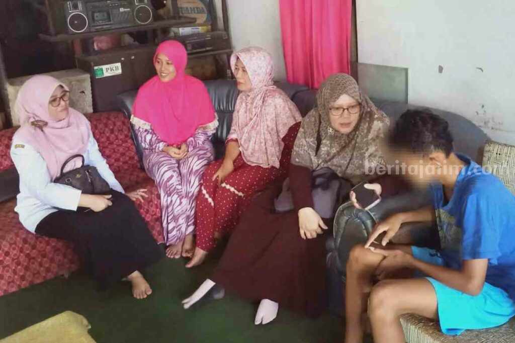 DP3A Lamongan saat memberikan pendampingan kepada pelaku siswa yang bacok gurunya.