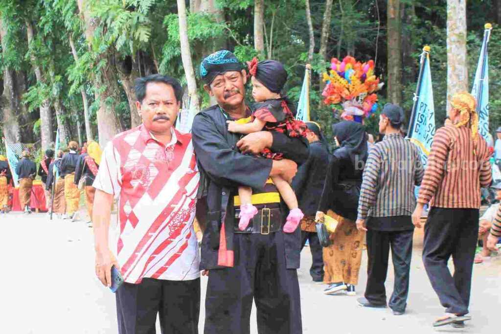 3 Tahun Ditiadakan, Warga Blitar Gelar Tradisi Bedah Sumber di Jenggolo Urung-Urung Suasana ritual bedah sumber di Jenggolo Urung-urung desa Sukosewu Kecamatan Gandusari Kabupaten Blitar.