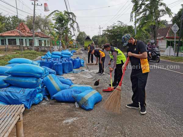 Anggota Polsek Kalianget bersih-bersih jalan raya