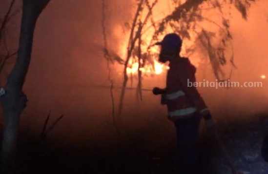 Tempat Usaha Rosok di Mojoagung Jombang Terbakar kebakaran
