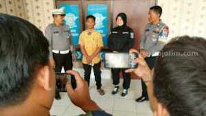 Caption foto : Sopir truk oleng diamankan Satkantas Polres Sumenep