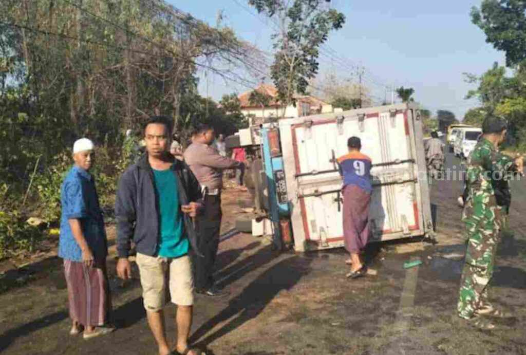 Truk Boks Muat Minyak Goreng Kemasan Terguling di Batuan Sumenep Truk boks yang terguling di Batuan Sumenep.