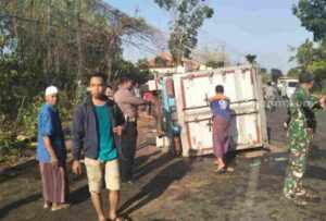Truk Boks Muat Minyak Goreng Kemasan Terguling di Batuan Sumenep Truk boks yang terguling di Batuan Sumenep.