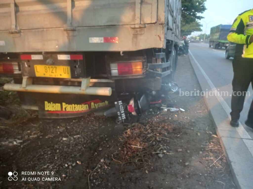 Caption : Laka yang melibatkan pengendara sepeda motor dengan truk Fuso di jalan jurusan Lamongan - Babat.