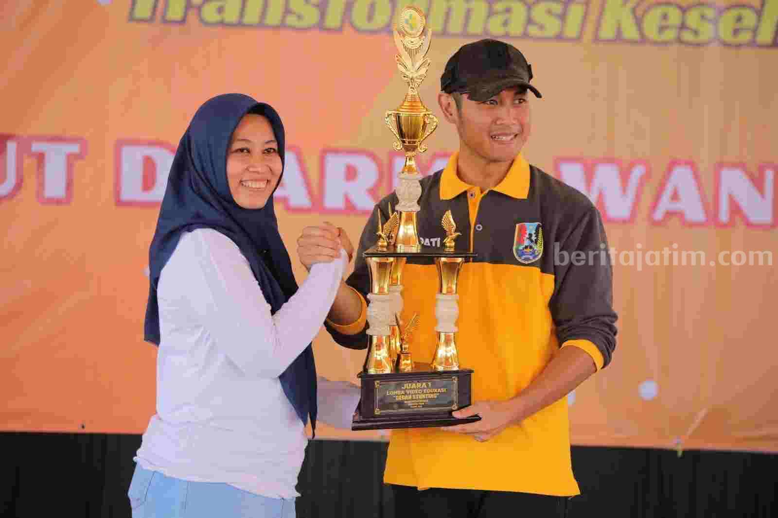 Bupati Tuban saat berada di dalam acara Semarak Hari Kesehatan Nasional (HKN) ke-59 dan HUT Dharma Wanita Persatuan ke-24 di GOR Rangga Jaya Anoraga Tuban.