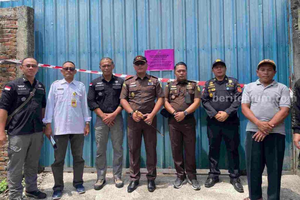 Kejari Tuban saat melaksanakan penyitaan aset berupa gudang bekas produksi rokok ilegal milik terpidana Abdul Syukur dalam perkara pidana cukai.
