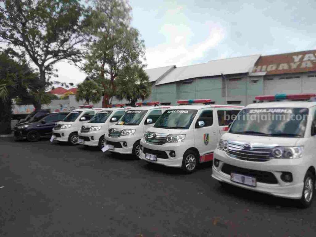 5 unit Mobil Ambulance yang diberikan oleh Bupati Tuban kepada 5 Puskesmas.
