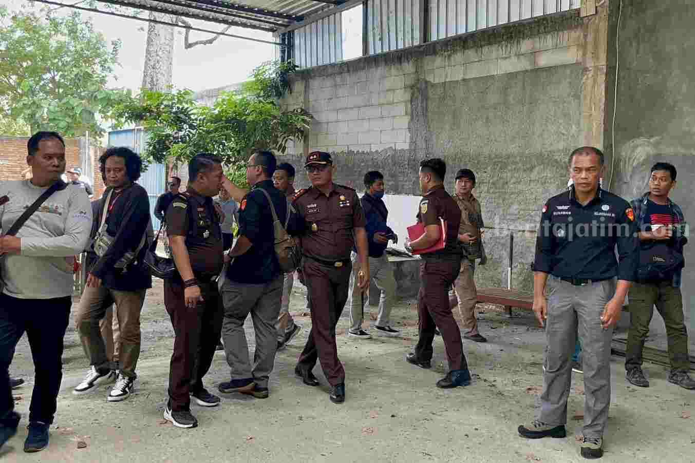 Kejari Tuban saat melaksanakan penyitaan aset berupa gudang bekas produksi rokok ilegal milik terpidana Abdul Syukur dalam perkara pidana cukai.