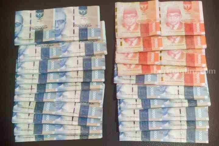 Marak Uang Palsu, Begini Cara Membedakan Uang Asli dan Palsu Barang bukti uang palsu yang digunakan untuk beli kayu.