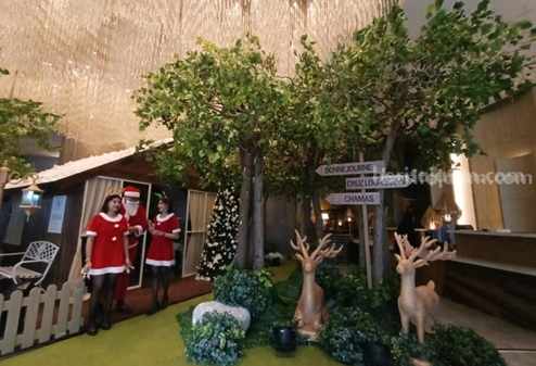 Sambut Natal dan Tahun Baru, Hotel Vasa Surabaya Sulap Lobi Jadi Hutan nataru