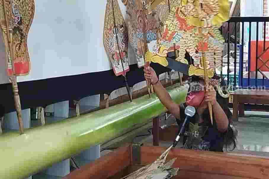 Semarak Festival Wayang Ramadhani, Kenalkan Budaya Sejak Dini Dalang cilik sedang menyajikan cerita lewat wayang kulit.