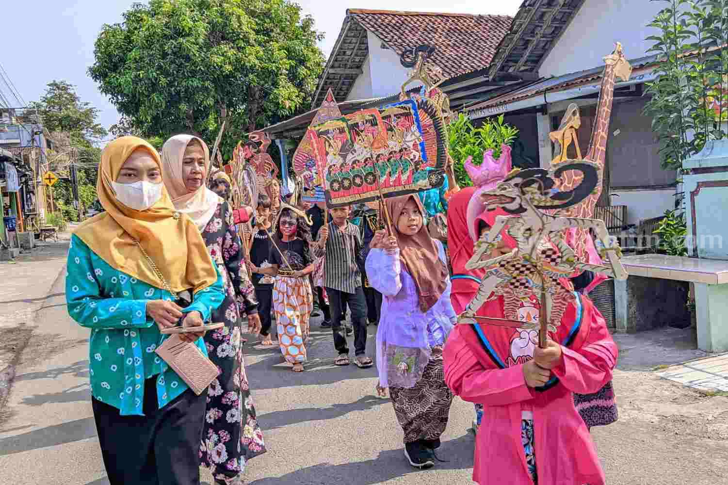 Festival Wayang Ramadhani di Sekolah Alam Ramadhani yang diikuti oleh anak-anak.