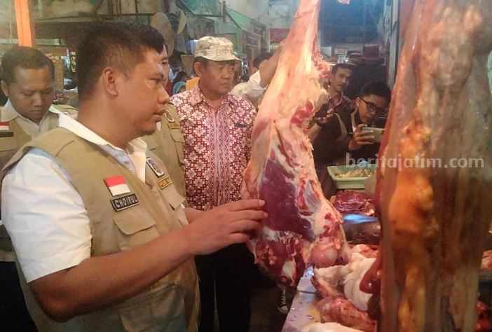 Tim Satgas Pangan Kabupaten Malang saat mengecek sejumlah komoditas pangan di Pasar Tradisional Kepanjen, Kamis (21/12/2023) siang ini.