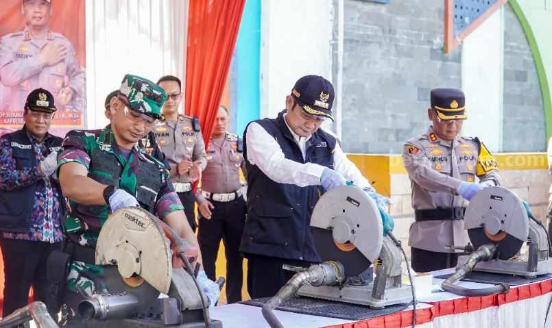 Arak dan Tuak Dimusnahkan Forkopimda Lamongan Pemusnahan barang bukti hasil cipta kondisi yang digelar Polres Lamongan jelang libur Nataru, di Alun-Alun Lamongan.