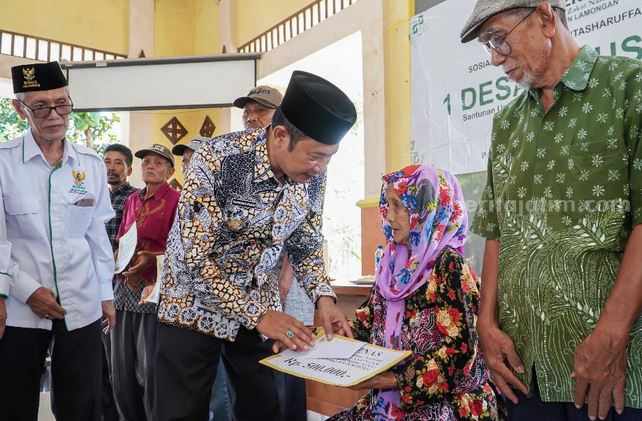 Lamongan Entas Kemiskinan, 1 Desa 5 Mustahik Bupati Lamongan Yuhronur Efendi saat menyerahkan bantuan kepada salah satu Mustahik, di Kantor Kecamatan Laren, Lamongan.