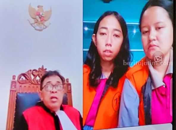 Palsukan Body Lotion, Tiga Orang Dituntut 10 Bulan Penjara Terdakwa pemalsuan body lotion menjalani sidang agenda Tuntutan JPU, di ruang Garuda 1 PN.Surabaya, secara video call.
