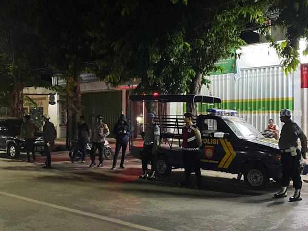 Satlantas Polres Sumenep sedang mengamankan aksi balap liar.