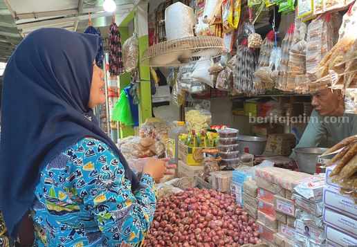 TPID Kabupaten Tuban saat melalukan sidak di pasar tradisional maupun pasar modern. [foto:Diah Ayu/beritajatim.com]