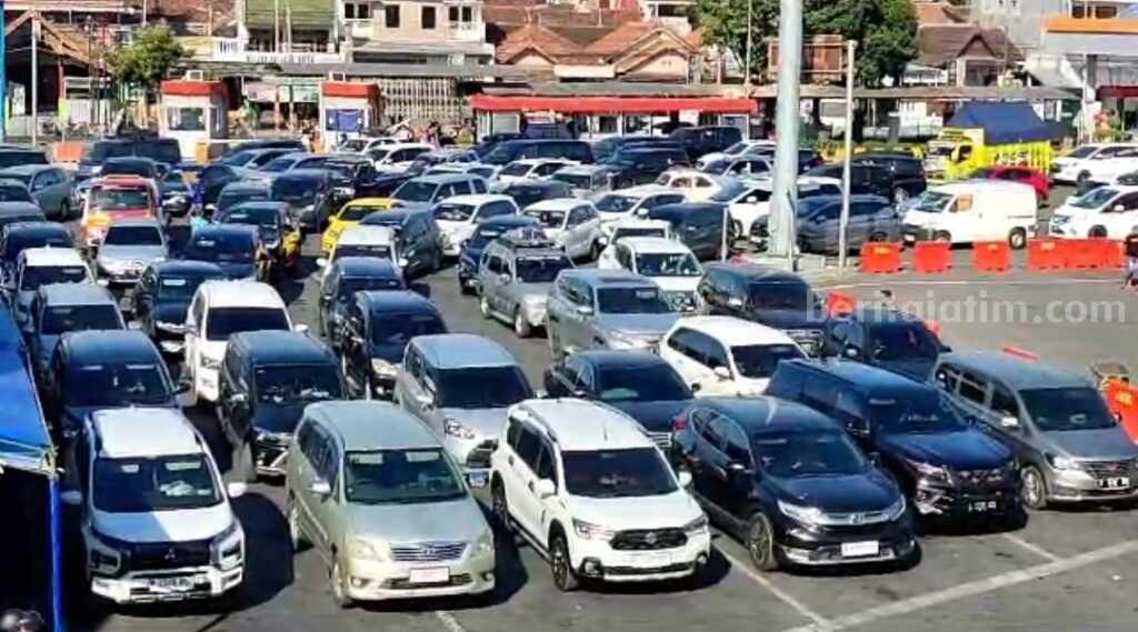 Puncak Libur Nataru, Pelabuhan Ketapang Terpantau Padat Antrean kendaraan roda empat penumpang terlihat mengular di area parkir Pelabuhan PT Indonesia Ferry Cabang, Ketapang, Banyuwangi, Minggu (24/12/2023) pagi.