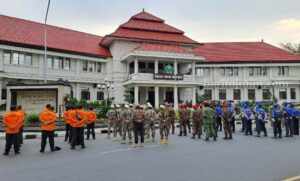 Kota Malang Dijaga 400 Personel Gabungan Apel gelar pasukan operasi kepolisian terpusat di halaman Balai Kota Malang, pada Minggu (24/12/2023) petang.