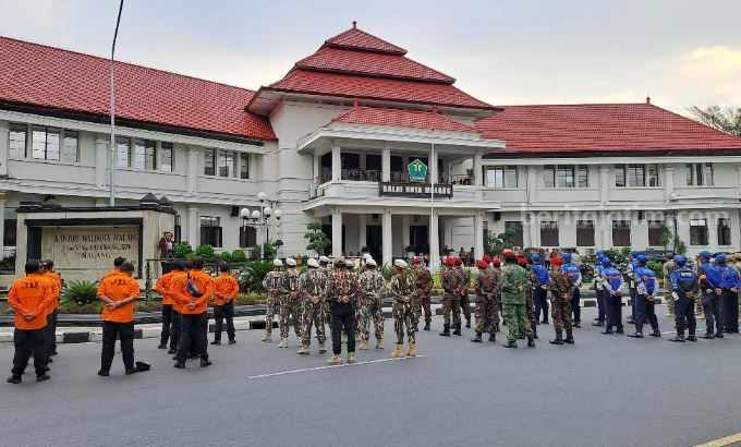Kota Malang Dijaga 400 Personel Gabungan Apel gelar pasukan operasi kepolisian terpusat di halaman Balai Kota Malang, pada Minggu (24/12/2023) petang.