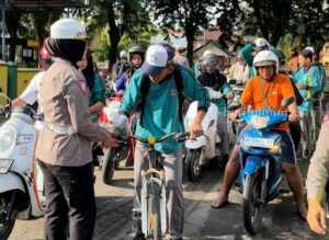 Anggota Satlantas Polres Sumenep bagi-bagi nasi