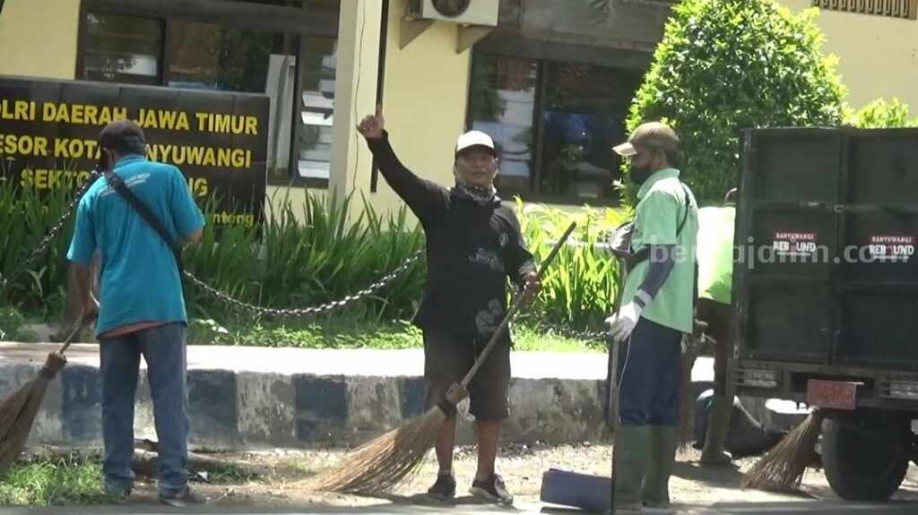 Petugas dari Dinas Lingkungan Hidup (DLH) Banyuwangi membersihkan sampah di sejumlah titik, termasuk bahu jalan di Kecamatan Genteng.