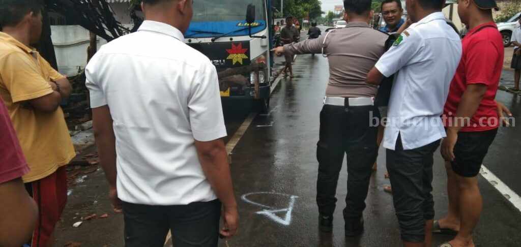 Truk usai menabrak warung dan sepeda motor korban.