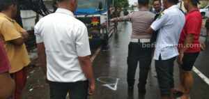Truk usai menabrak warung dan sepeda motor korban.