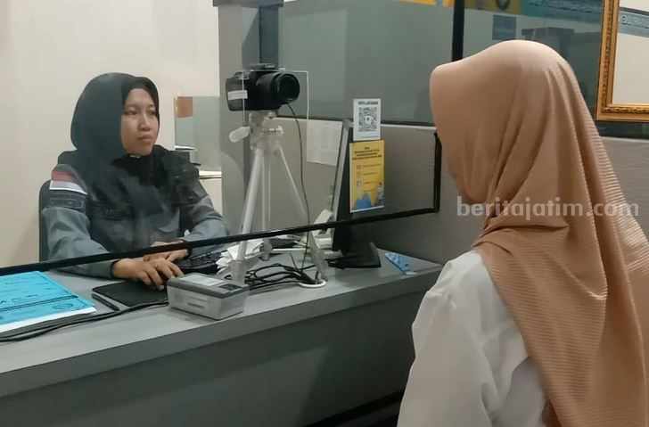 Seorang warga sedang mengurus paspor di Kantor Imigrasi (Kanim) Kelas II Non Tempat Pemeriksaan Imigrasi (TPI) Blitar.