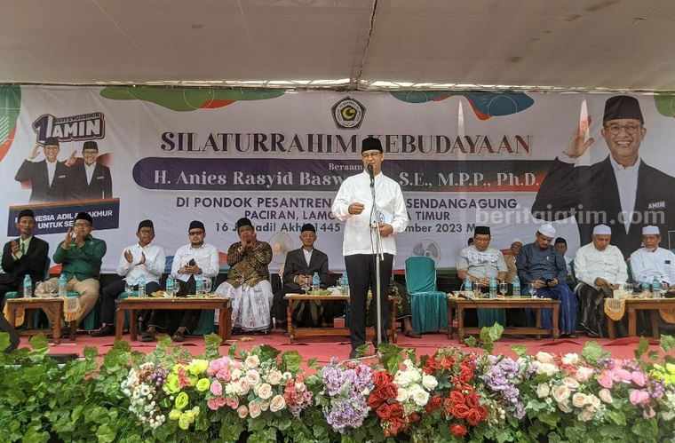 Calon Presiden RI Nomor Urut 1, Anies Rasyid Baswedan saat berpidato dalam kegiatan Silaturahim Kebudayaan, di Ponpes Al-Ishlah, Desa Sendangagung, Kecamatan Paciran, Lamongan.
