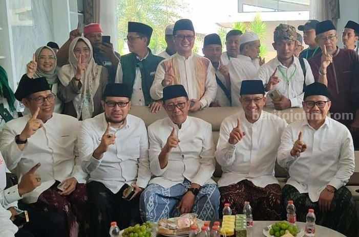 KH Fathul Huda, lalu sebelah kanan Anies Baswedan dan Muhaimin Iskandar saat menemui mantan Bupati Tuban KH Fathul Huda.