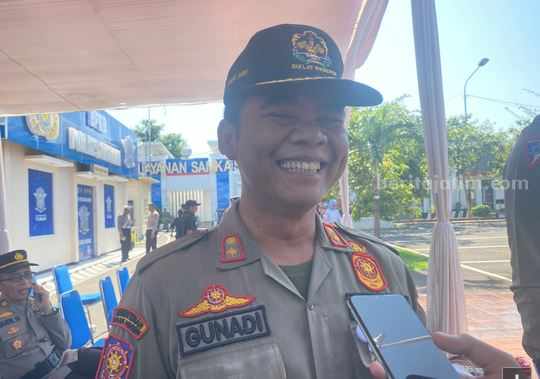 Kasatpol PP Tuban Gunadi saat dimintai keterangan. [foto: Diah Ayu/beritajatim.com]