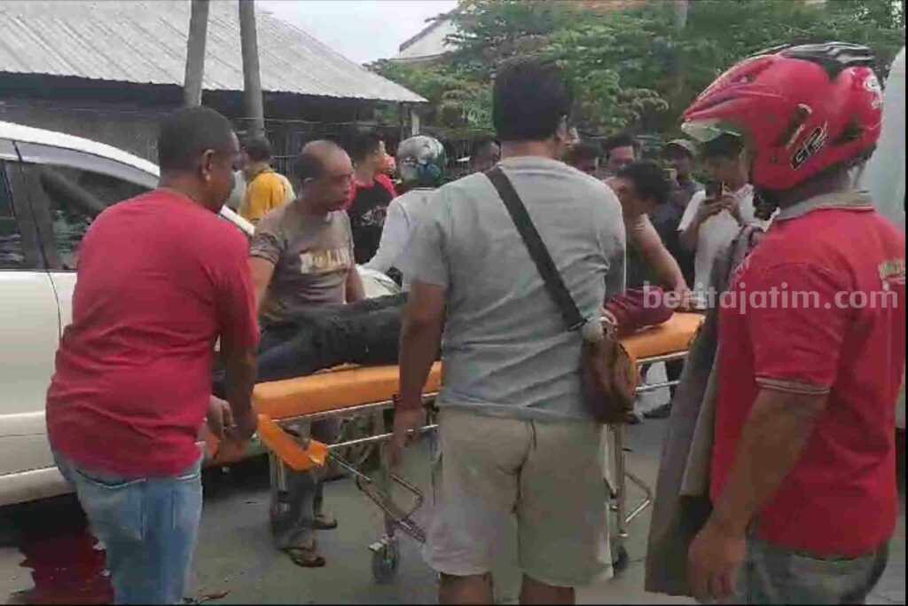 Korban laka di Jalan Poros Sukodadi-Karanggeneng, Kabupaten Lamongan, saat dievakuasi.