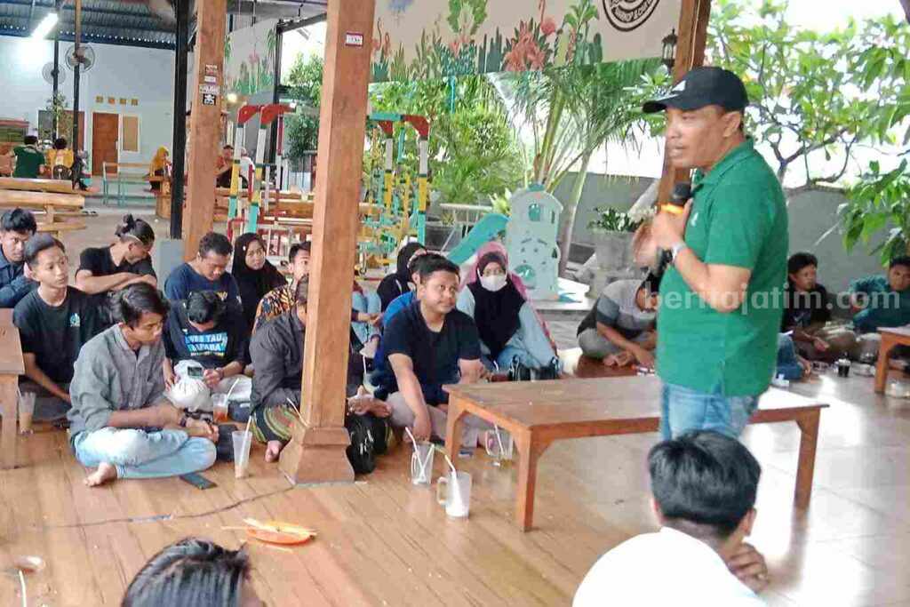 Direktur Radesa Institute, Billy Ariez saat menyampaikan materi dalam diskusi yang digelar PC PMII Lamongan bersama millenial.