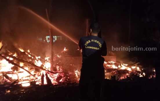 Petugas Damkar saat berupaya menjinakkan api yang melahap kandang sapi di Desa Gempolmanis, Kecamatan Sambeng, Lamongan