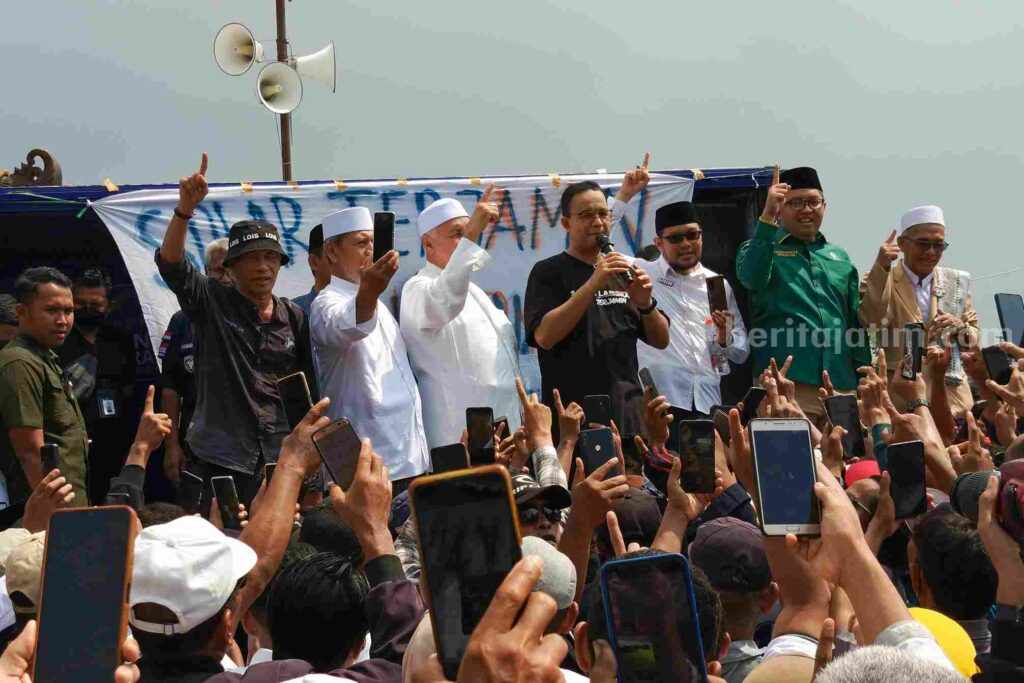Calon Presiden RI, Anies Rasyid Baswedan saat berkunjung dan berdialog dengan masyarakat nelayan di Kabupapaten Lamongan.
