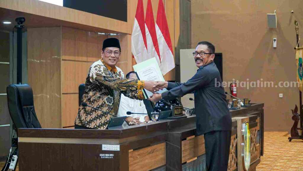 7 Fraksi DPRD Lamongan Dukung Raperda Perubahan Badan Hukum LIS Rapat Paripurna penyampaian pandangam DPRD Lamongan terhadap Raperda LIS usulan Pemkab Lamongan.