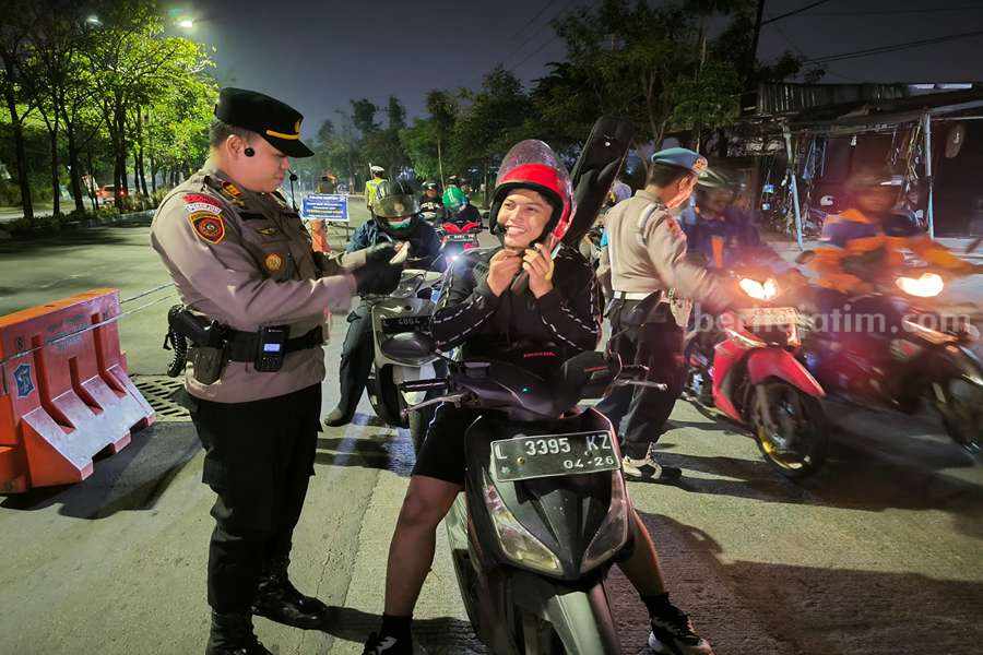 Petugas Polsek Benowo saat melakukan tilang, Sabtu (09/12/2023). (Foto/ist)