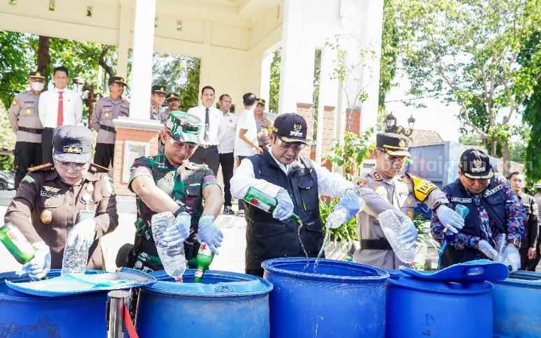 Pemusnahan barang bukti hasil cipta kondisi yang digelar Polres Lamongan jelang libur Nataru, di Alun-Alun Lamongan.