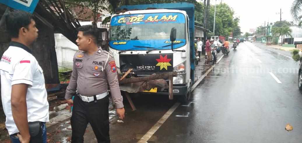 Truk usai menabrak warung dan sepeda motor korban.