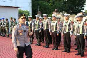 Kapolres Sumenep melakukan pengecekan pasukan pengamanan malam Tahun Baru.