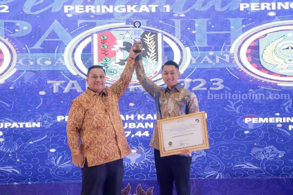 Bupati Tuban Aditya Halindra Faridzky saat menerima penghargaan dari Ombudsman RI.