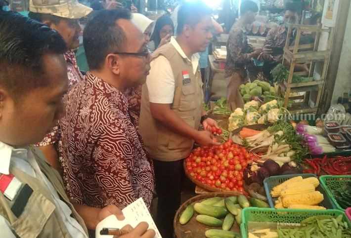 Tim Satgas Pangan Kabupaten Malang saat mengecek sejumlah komoditas pangan di Pasar Tradisional Kepanjen, Kamis (21/12/2023) siang ini.