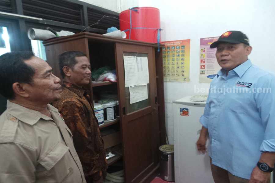 Bambang Haryo Soekartono bersama pengurus pasar melihat kondisi ruangan klinik dan ruangan ibu menyusui Pasar Sukodono
