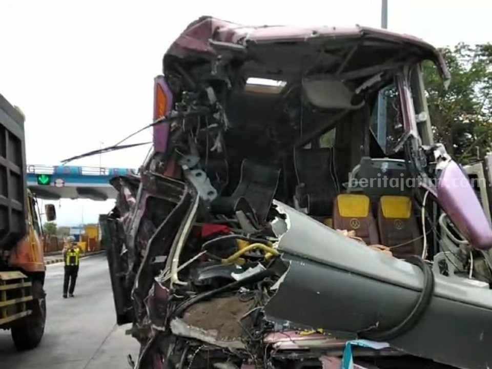 Bus Pariwisata Asal Bojonegoro Kecelakaan di Tol, Dua Tewas